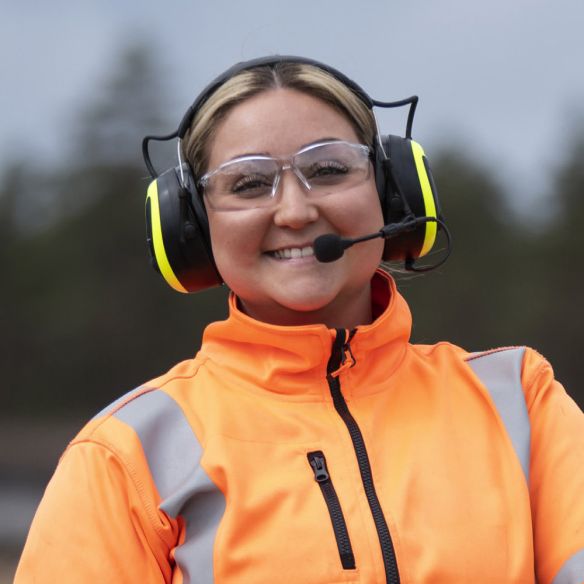 3M Peltor WS Alert X+ bluetooth naisen päässä