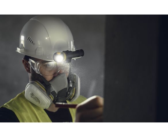 Armytek Elf C2 USB-C ladattava otsalamppu kypärässä