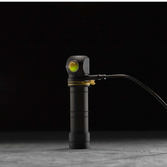 Armytek Elf C2 Max LR USB-C ladattava otsalamppu latauksessa