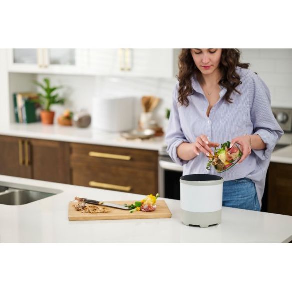 FOODCYCLER Eco 3 keittiön ruokajätteen kierrätyskone käytössä