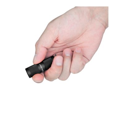 Olight i1R 2 Pro USB-C, 180 lm avaimenperälamppu kädessä