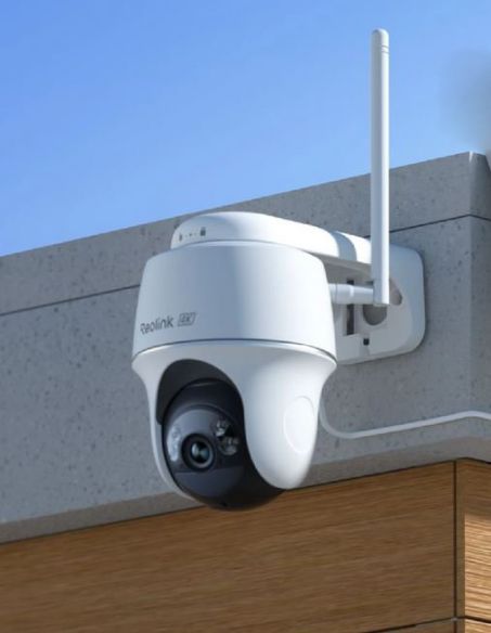 Reolink Argus PT Ultra 8MP valvontakamera räystäsasennus