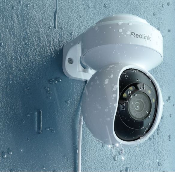 Reolink E1 Outdoor Pro PTZ Auto Tracking AI WiFi 6 valvontakamera sateessa