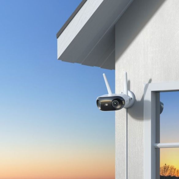 Reolink Elite WiFi 8MP WiFi 6 valvontakamera ulkoseinässä